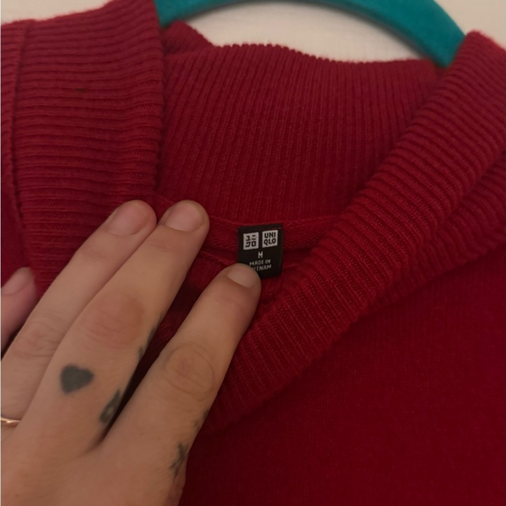 Uniqlo Women's Red Turtleneck Sweater - Picture 5 of 10